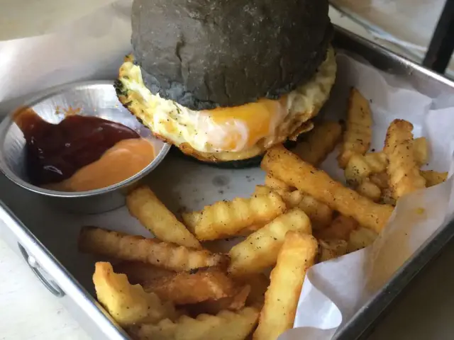 Gambar Makanan Black House Burger & Co. 20