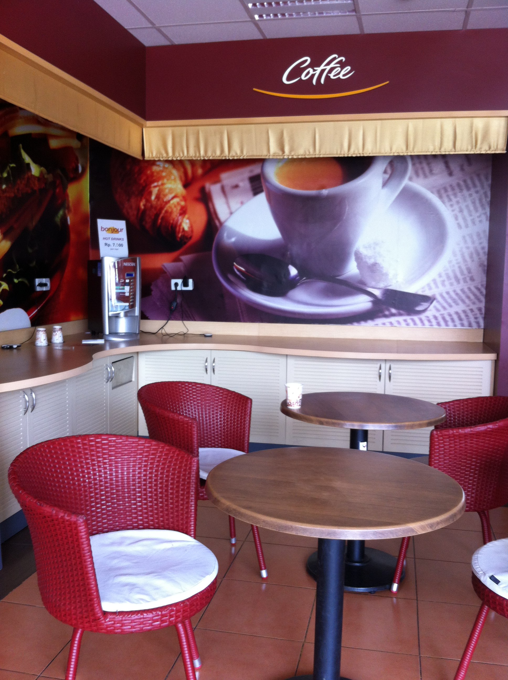 Bonjour Cafe & Pastry terdekat Restoran dan Tempat Makan Bakery