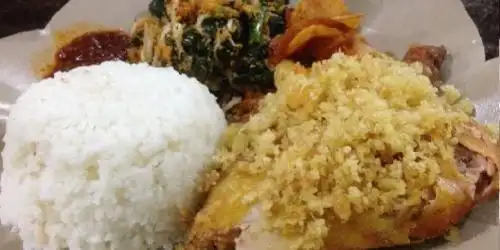 Ayam Penyet Madina, Medan Perjuangan