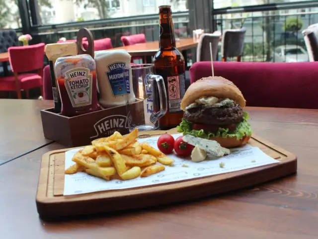 Holy Cow Gourmet Burgers & Steakhouse'nin yemek ve ambiyans fotoğrafları 3