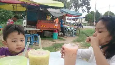 warung bergerak yob depan klinik putra