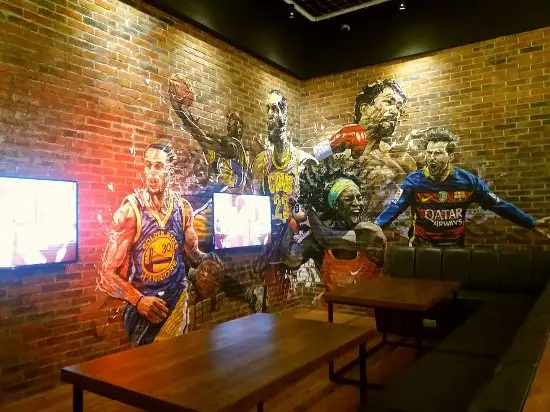 First 5 Sports Lounge & Cafe