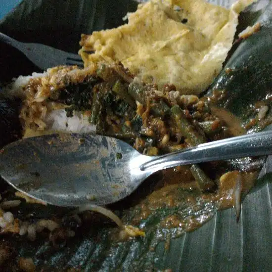 Nasi Pecel (Pincuk) Khas Madiun Pak Kumis