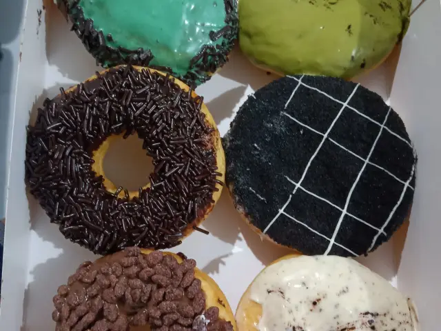 J.CO Donuts & Coffee