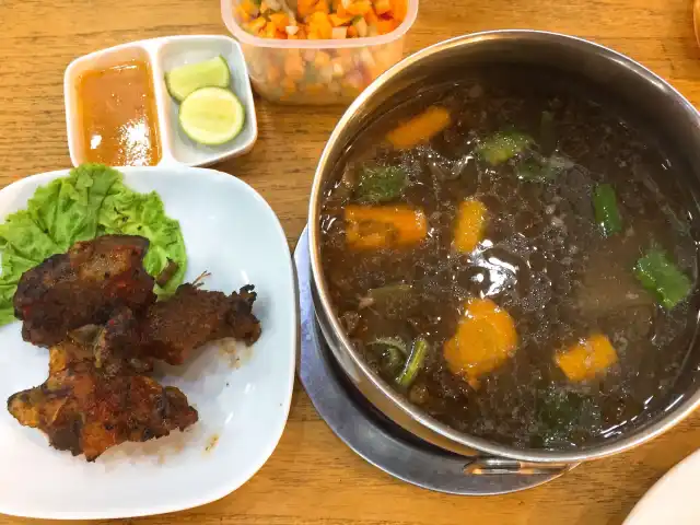 Gambar Makanan Sop Buntut Ibu Henny 7