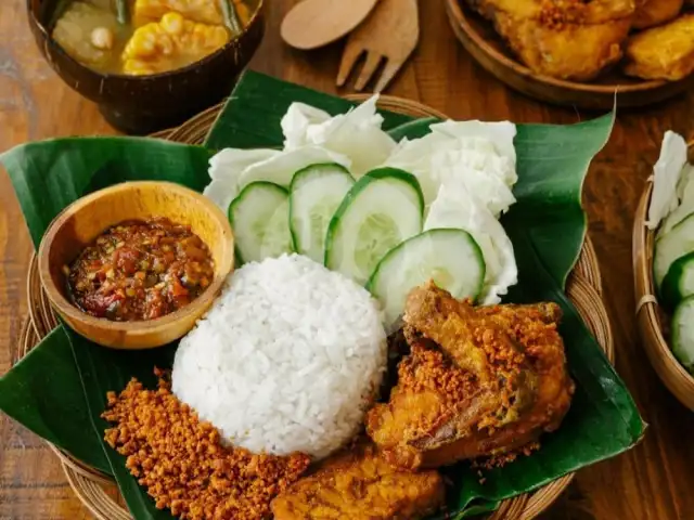 Gambar Makanan Ayam Goreng Lemoe, Kayu Jati 9