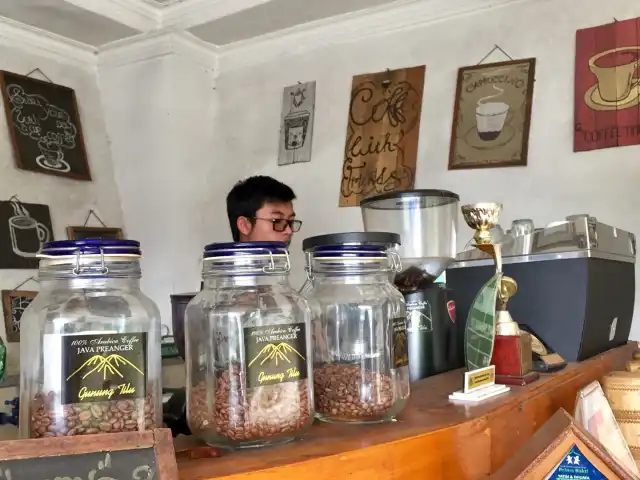 Coffee Shop Gunung Tilu