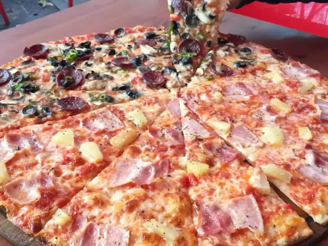 The Upper Crust Pizzeria'nin yemek ve ambiyans fotoğrafları 51