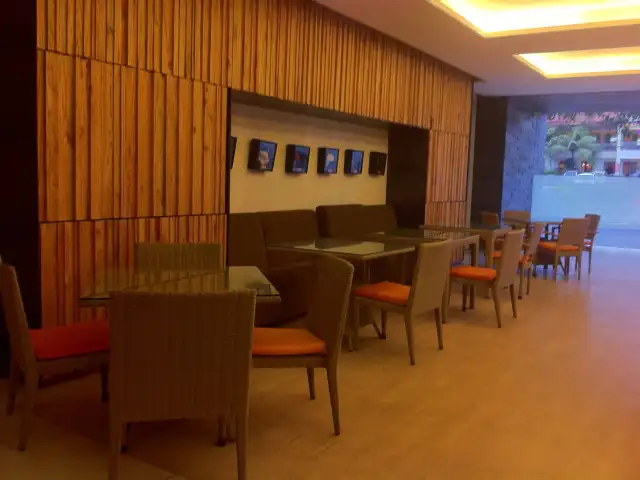 Gambar Makanan Orange Lounge & Bar - 100 Sunset Hotel 9
