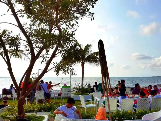 Gambar Makanan Seaside Beach Resto & Lounge 12