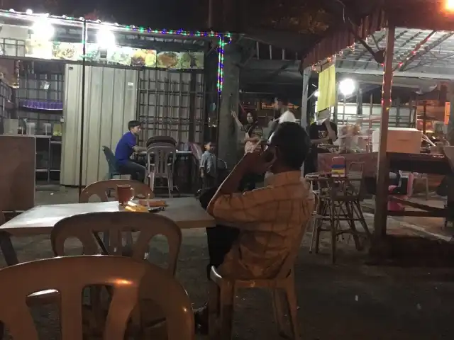 Restoran bawah pokok kelapa laut