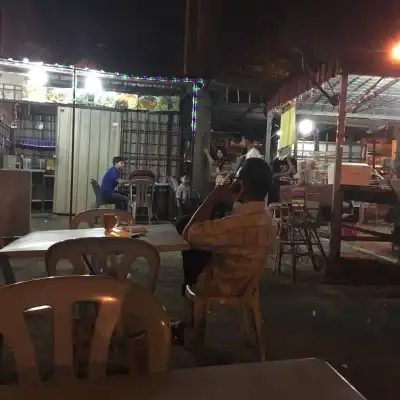 Restoran bawah pokok kelapa laut