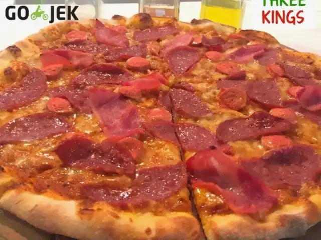 Gambar Makanan Three Kings Pizza 10