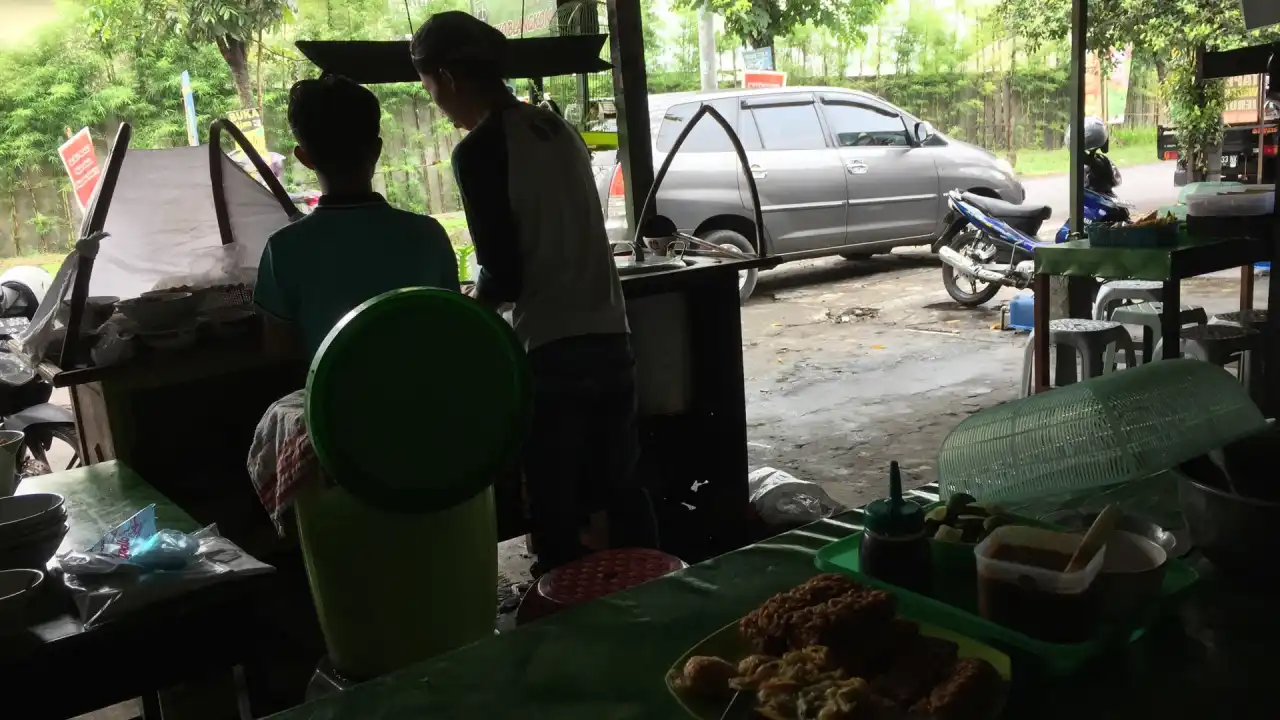 Soto Ayam & Sate Kerang Asli Semarang 'Pak Eko Blangkon'