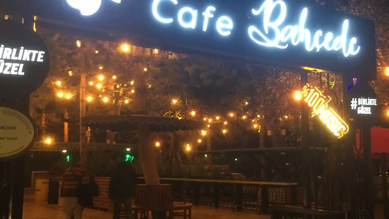 Cafe Bahçede