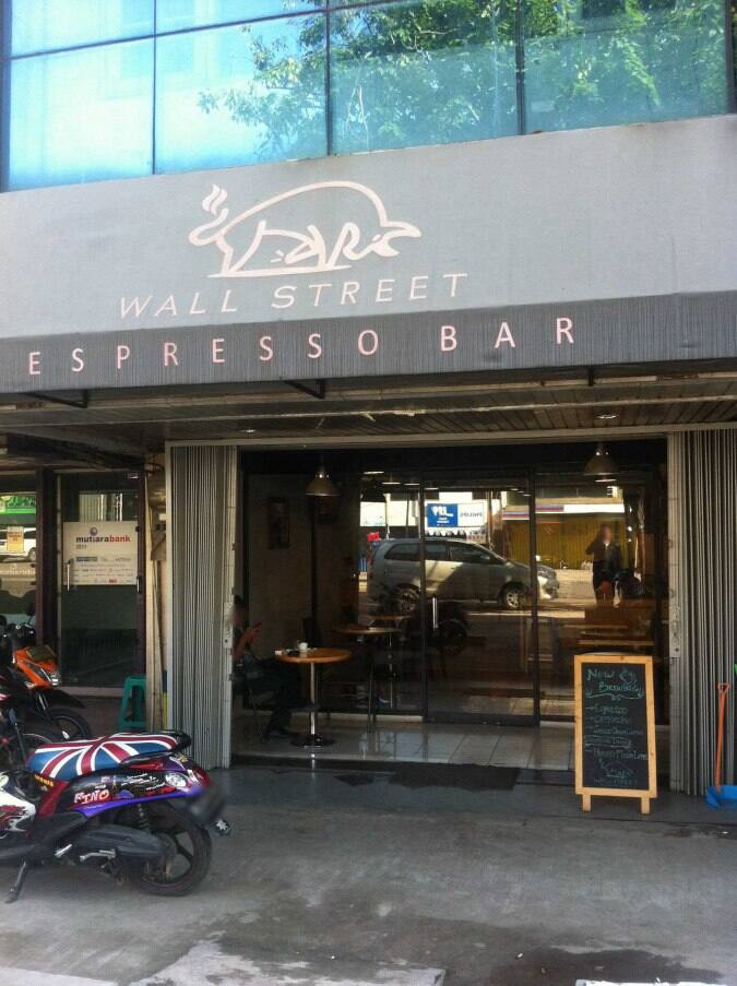 Wall Street Espresso Bar terdekat Restoran dan Tempat Makan Kafe