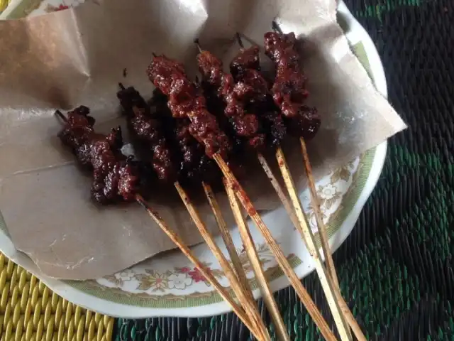 Gambar Makanan Sate Rembiga (Sate daging sapi bumbu pedas khas lombok) 2