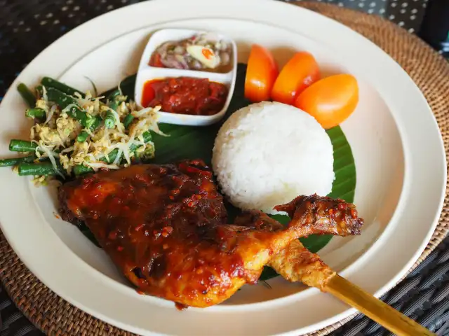 Mira nasi kukus ayam goreng berempah