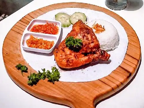 Lalapan Boss Spesial Ayam Goreng & Bakar