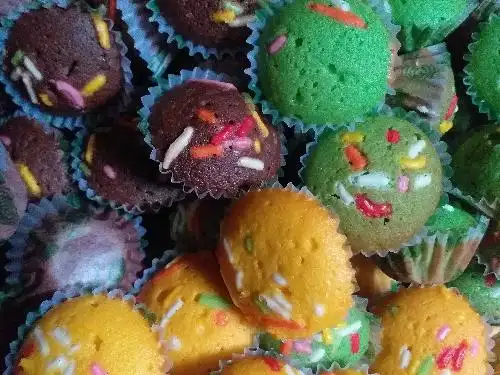 Enci Cake & Cookies, Batu Cermin