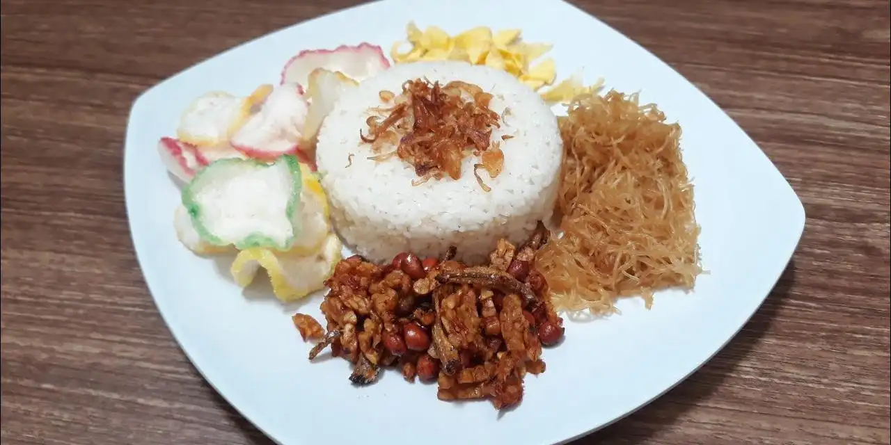 Nasi Uduk dan Nasi Kuning Ibu Ikoh, Enggal