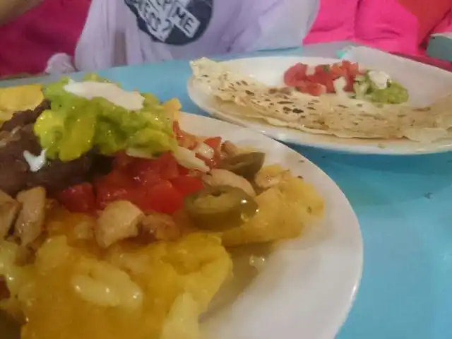 Gambar Makanan Mojo's Burritos 9