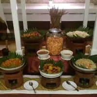 Gambar Makanan Emerald Restaurant - Travello Hotel 2