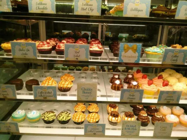 Vanilla Cupcake Bakery Food Photo 5