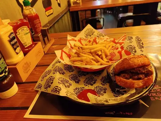 Skully's Burgers'nin yemek ve ambiyans fotoğrafları 30