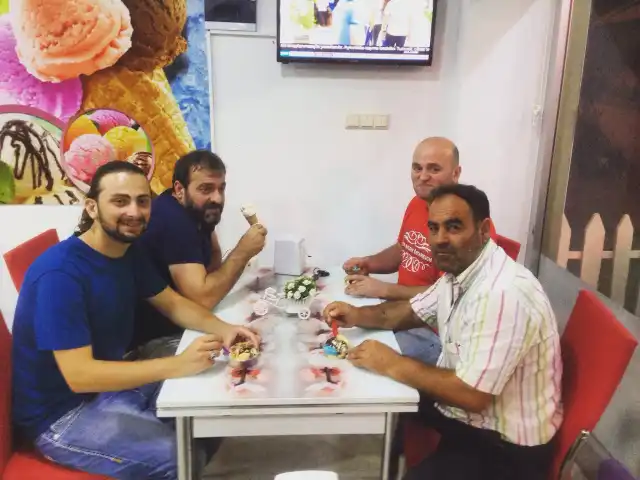 Yeniköy Dondurma Sarayı'nin yemek ve ambiyans fotoğrafları 4