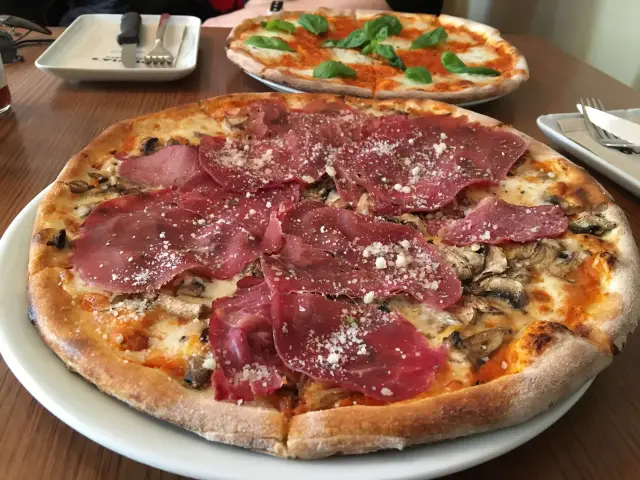 Olive's Pizzeria'nin yemek ve ambiyans fotoğrafları 64