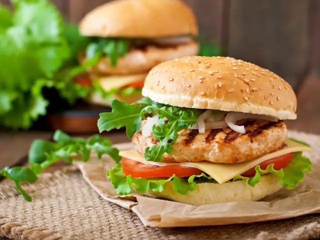 F & M Chicken & Burger'nin yemek ve ambiyans fotoğrafları 1