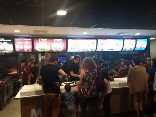 McDonald&apos;s'nin yemek ve ambiyans fotoğrafları 2