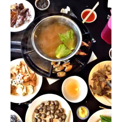 The Captain Steamboat & Grill