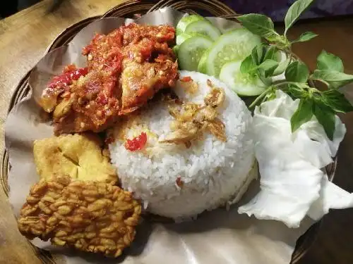 Ayam Penyet Enyong, Jati Pilar