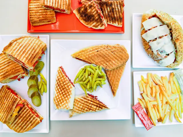 Ayvalık Tost Dünyası & Taksim Hamburger'nin yemek ve ambiyans fotoğrafları 1