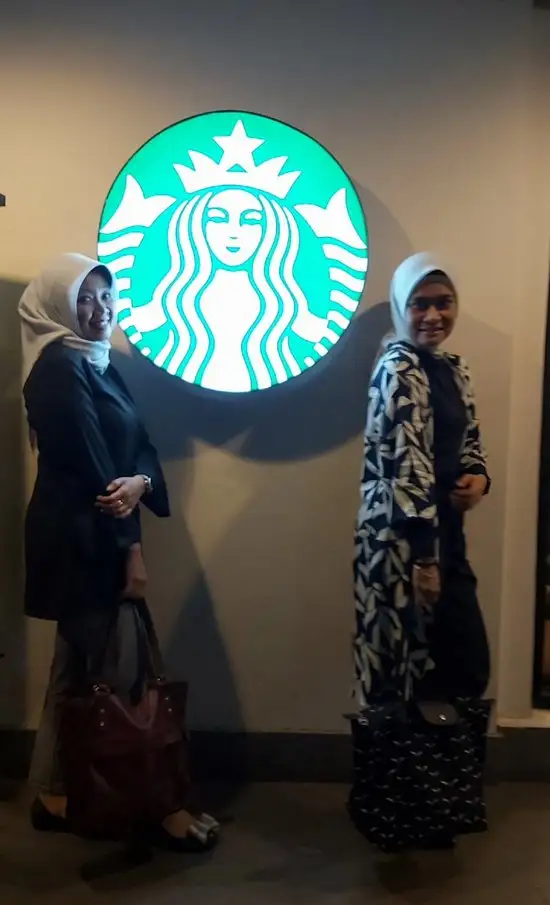 Gambar Makanan Starbucks Dipatiukur 4