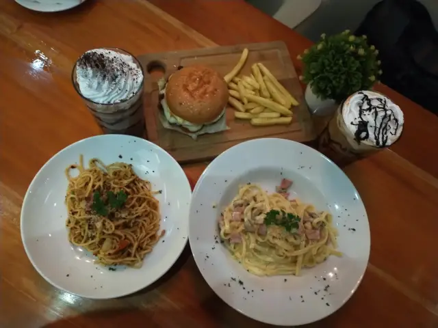 Gambar Makanan Hideout Cafe & Lounge 1