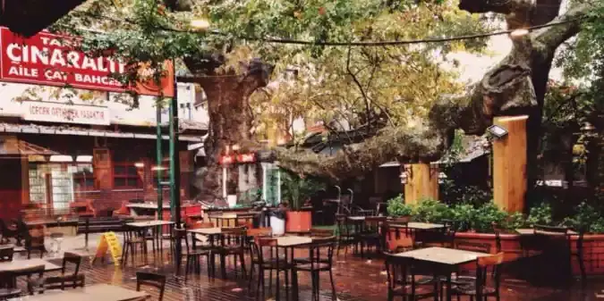 Tarihi Çınaraltı Aile Çay Bahçesi'nin yemek ve ambiyans fotoğrafları 1