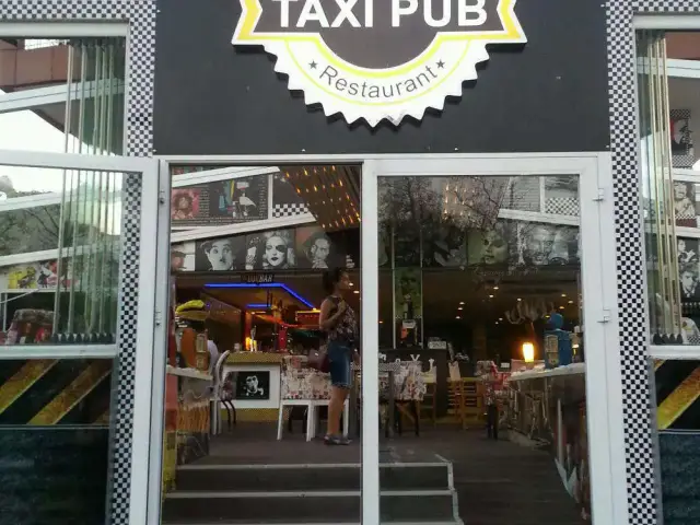 Taxi Pub Cafe & Bistro & Restaurant'nin yemek ve ambiyans fotoğrafları 6