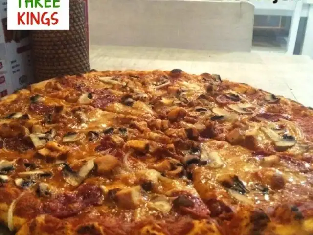 Gambar Makanan Three Kings Pizza 8
