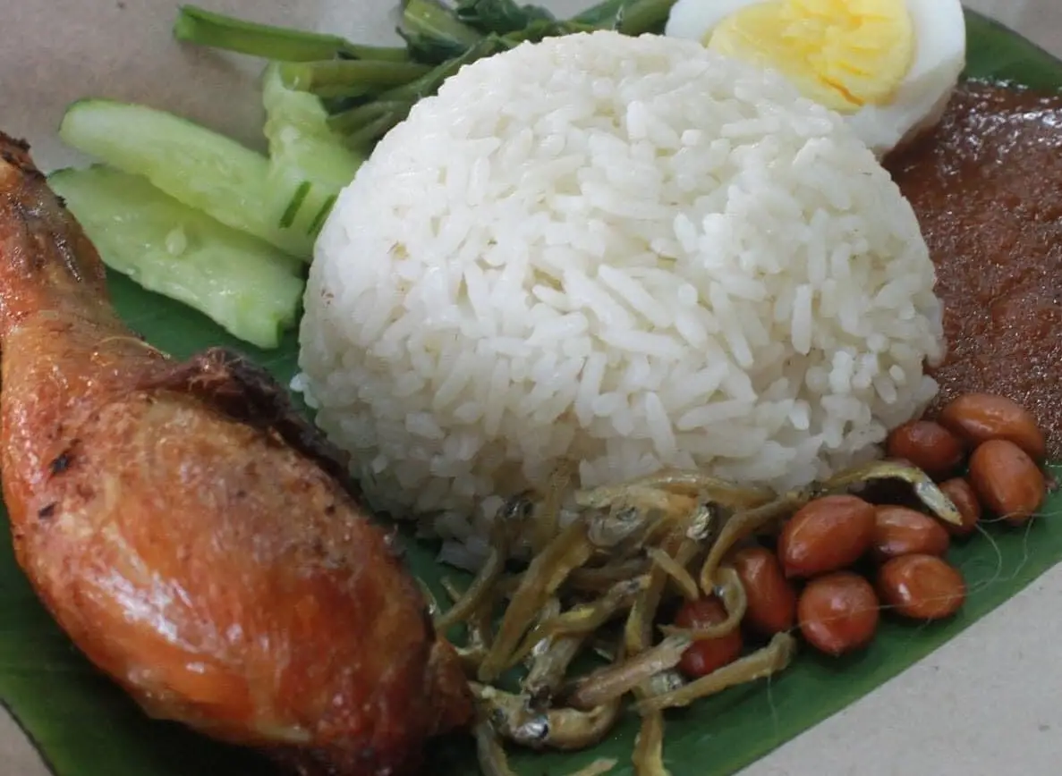 SALOMA NASI LEMAK PANAS DAUN PISANG