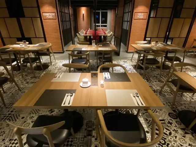 sTREATs Restaurant - Hotel Ibis Styles Bekasi 