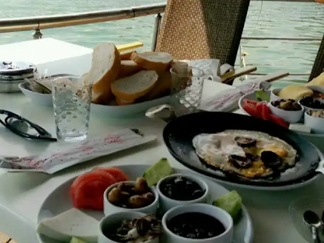 Şehr-i Yar Gemi Cafe & Restaurant'nin yemek ve ambiyans fotoğrafları 16