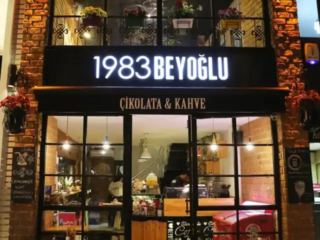 1983 Beyoğlu Çikolata & Kahve'nin yemek ve ambiyans fotoğrafları 9