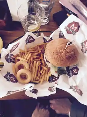 Mickey&apos;s Burger'nin yemek ve ambiyans fotoğrafları 3