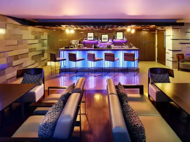 Gambar Makanan Lounge Bar and Wine - Mercure Bali Legian 2