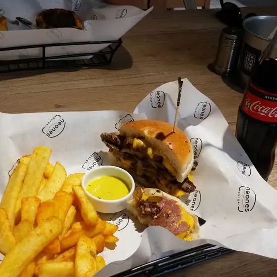 Neones Burger'nin yemek ve ambiyans fotoğrafları 1