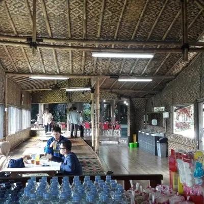 Saung Pengkolan