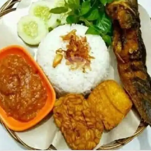 Gambar Makanan Pecel Ayam, Pecel Lele, Mie Pedas Dan Kelapa Muda Nuansa Alam 9